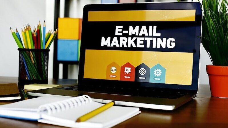 una pantalla de ordenador portátil con iconos que presentan herramientas de marketing por correo electrónico