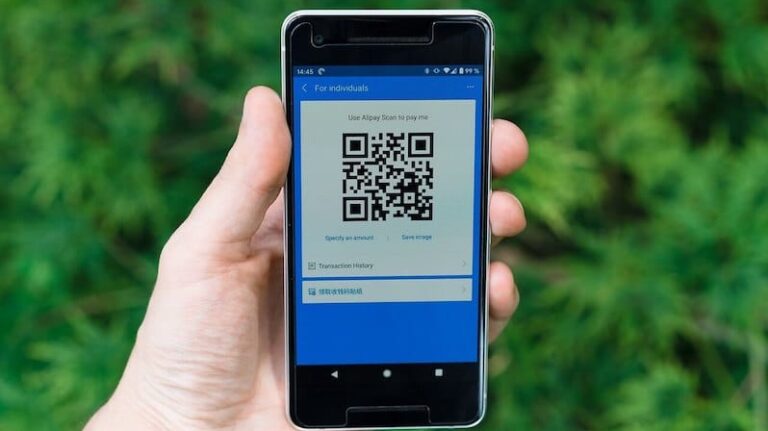 ein Smartphone mit einer App zur Erstellung von QR-Codes