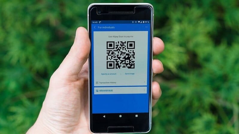 ein Smartphone mit einer App zur Erstellung effektiver QR-Codes
