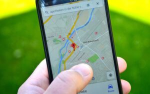 uno smartphone e una mappa usati per posizionarsi meglio in google maps
