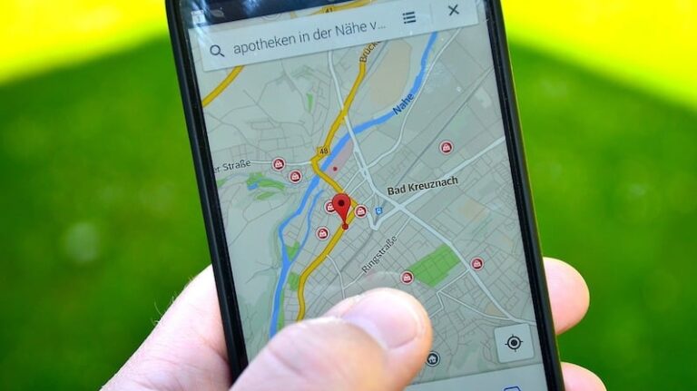 uno smartphone e una mappa usati per posizionarsi meglio in google maps